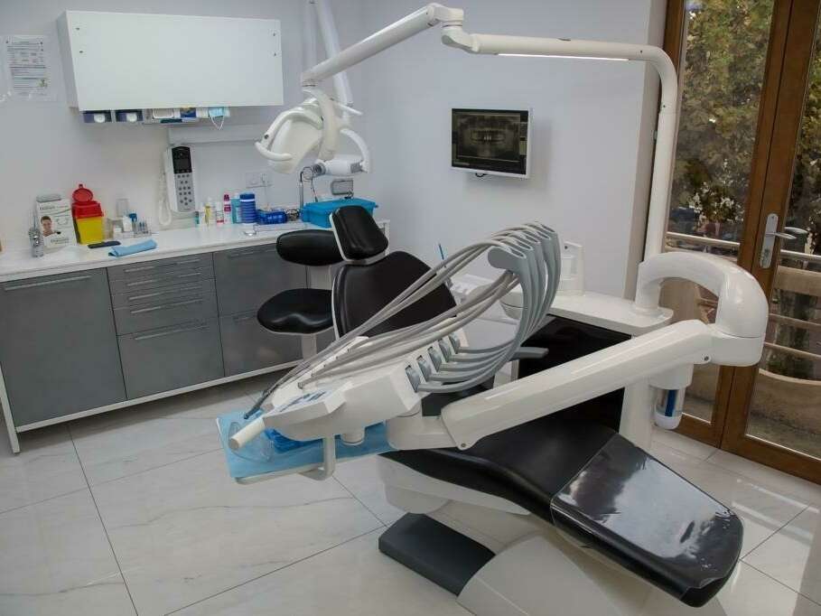 Salle de soins et fauteuil du cabinet dentaire à Marignane